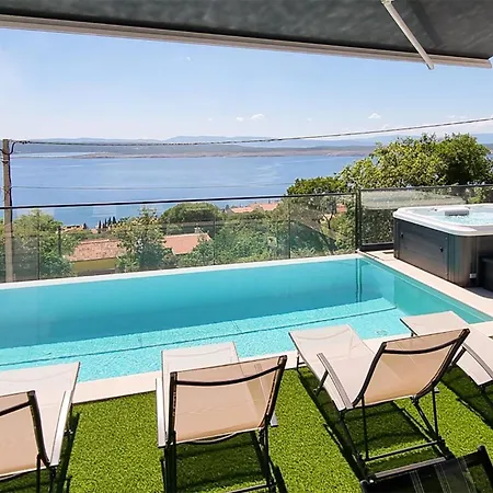 Holiday home Beautiful In With Jacuzzi *