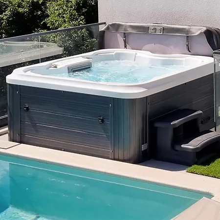 Beautiful In With Jacuzzi Holiday home