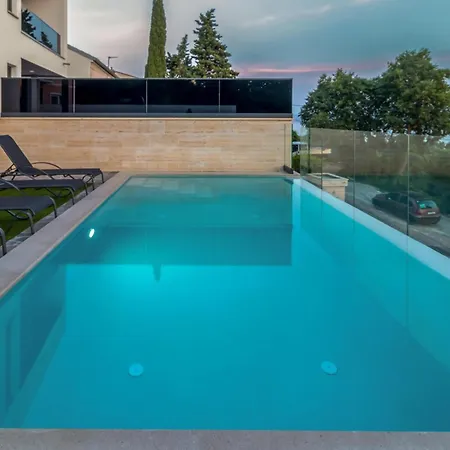Beautiful In With Jacuzzi Holiday home *